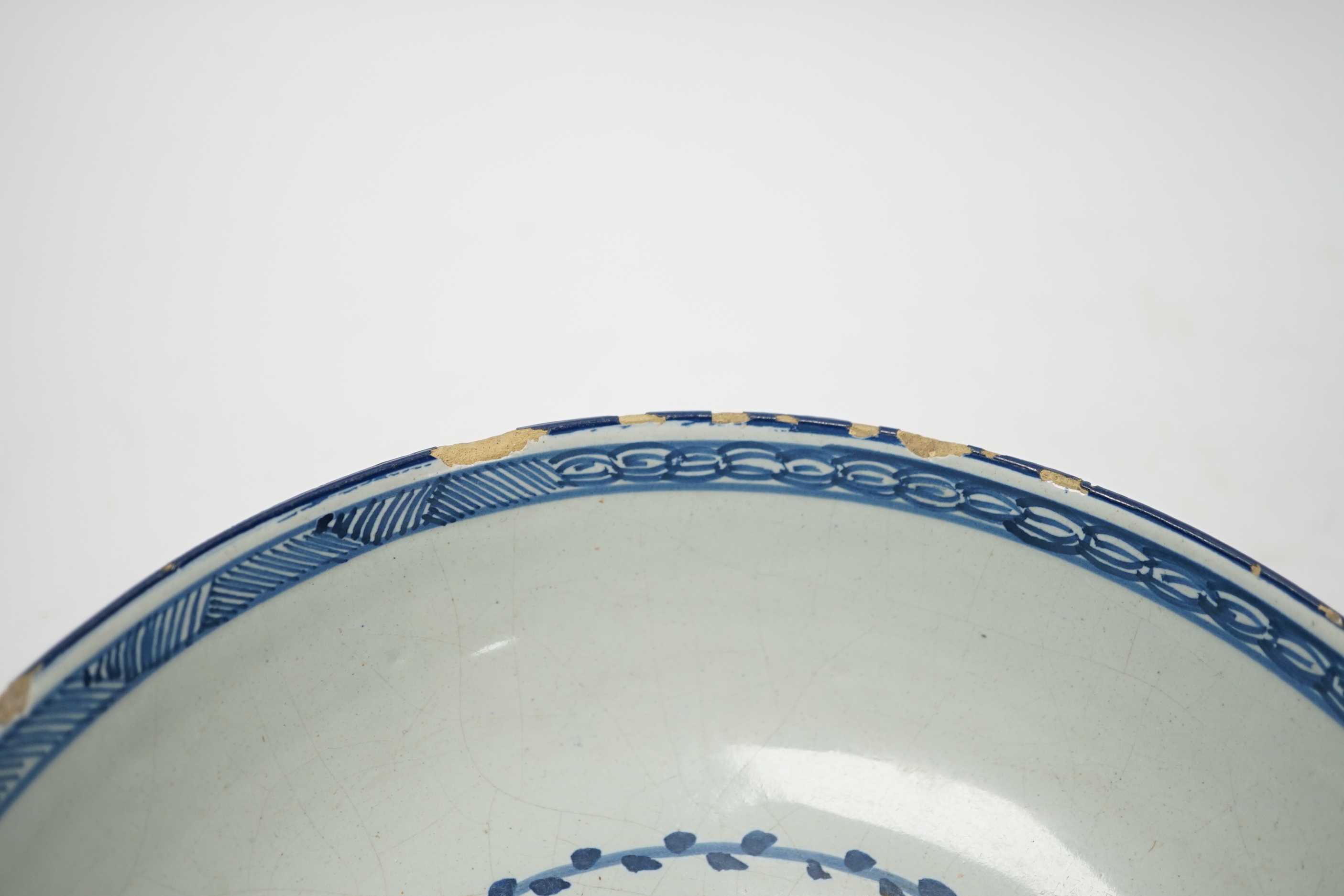 An early 18th century Delft blue and white bowl, 20cm diameter